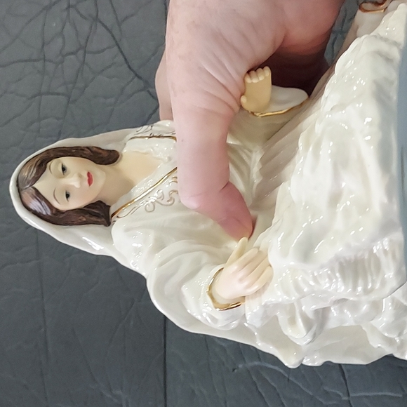 Mary &Baby Jesus Figurines Ivory&Gold Mary is 7 3/4in.Hx6in.Widest Width. B.4in - Picture 4 of 13